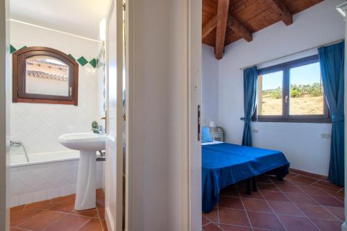 a bathroom with a sink and a toilet and a tub at Villa Giada in Stintino