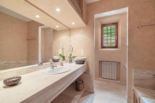 a bathroom with a sink and a shower and a mirror at Ca Nostra de Esporlas in Esporlas