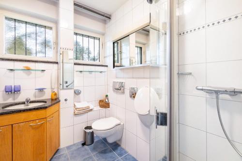a bathroom with a toilet and a shower at Ferienhaus Hebborn in Bergisch Gladbach