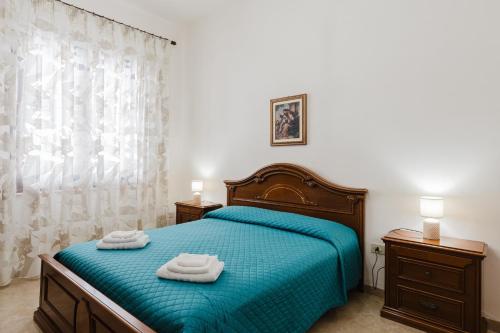a bedroom with a bed with two towels on it at Casa La Piazzetta in Marsala