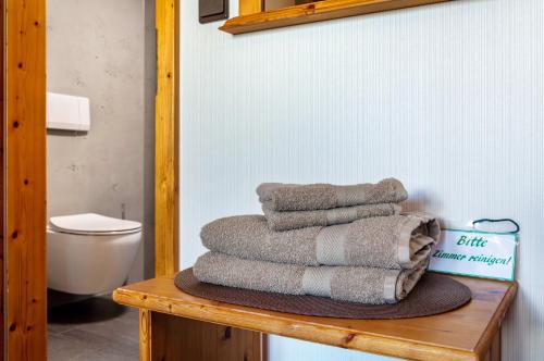 a pile of towels sitting on a table in a bathroom at Wein- und Gästehaus Lutz in Iphofen