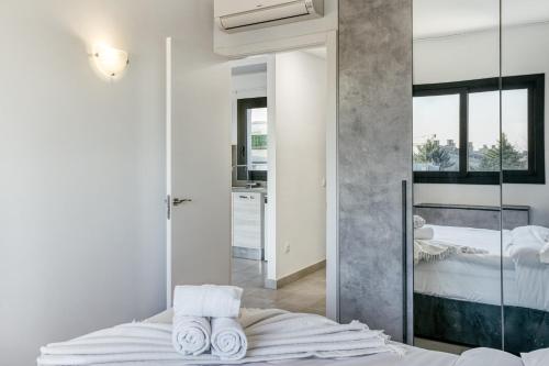 a bedroom with a bed and a mirror at Giuliano Superior 3 para 4 personas in Empuriabrava