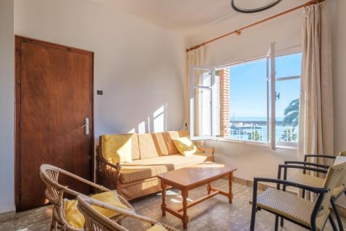 a living room with a couch and a table at Apartamento las Palmeras 4 in Benicarló