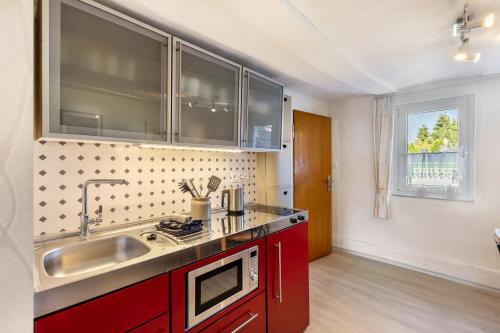 a kitchen with a sink and a microwave at Ferienwohnung Prinzessinengarten in Jesberg