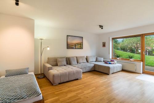 a living room with a couch and a table at Haus Gartenblick in Annweiler am Trifels