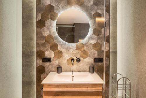a bathroom with a sink and a mirror at Haus Gartenblick in Annweiler am Trifels