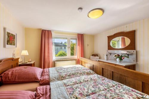 a bedroom with a bed and a window at Ferienwohnung Prinzessinengarten in Jesberg