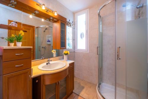 a bathroom with a sink and a shower at Can Bennasar in Can Picafort