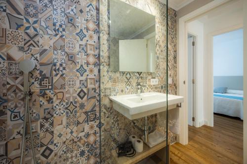 a bathroom with a sink and a mirror at Apartament Massanet 1a in Canyamel