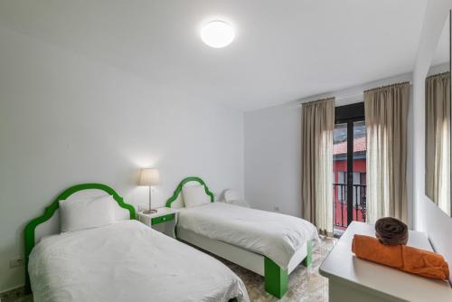 two beds in a room with a window at Lujan 6f Entre Sueños Y Realidad in Puntallana