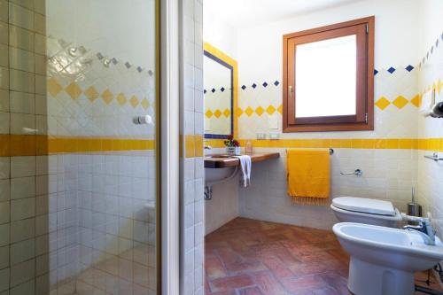 a bathroom with a toilet and a sink at Apartment Ida Isuledda 2 in San Teodoro