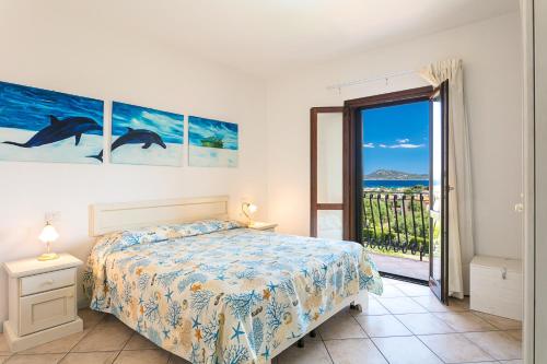 a bedroom with a bed and a view of the ocean at Bia de Bados B5 in Olbia
