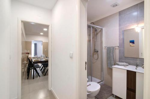 a bathroom with a toilet and a shower and a sink at Telmus Villa Rc D in Monte Gordo