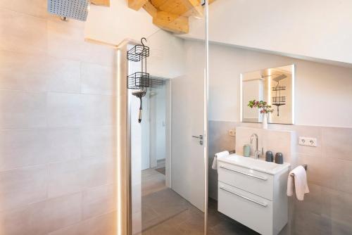 a bathroom with a sink and a mirror at Ferienwohnung Wendelsteinblick in Bad Tölz