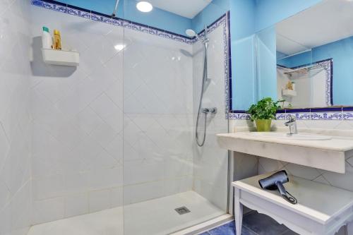 a bathroom with a shower and a sink at Oasis Royal F306 in Corralejo