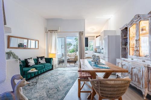 Beautiful frontline apartment