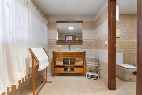 a bathroom with a sink and a toilet at Villa La Quinta de Vals in Valsequillo
