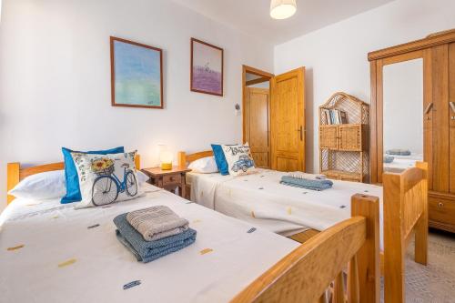 a bedroom with two beds and a window at Casa El Valle Verde Granada in Lecrin