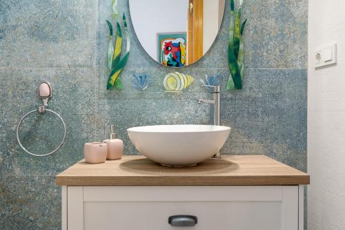 a bathroom with a bowl sink and a mirror at Casa El Valle Verde Granada in Lecrin