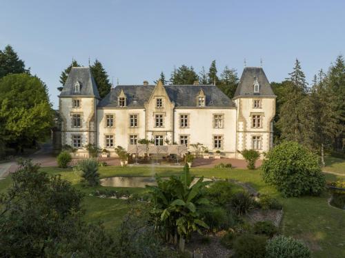 an old house with a garden in front of it at Domaine du Boisniard in Chambretaud
