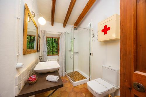 a bathroom with a toilet sink and a shower at Sa Cabana d'es Vicari in Fornalutx