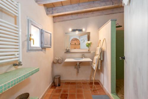 a bathroom with a sink and a mirror at Casa Groc in Costitx