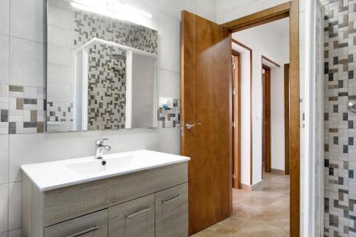 a bathroom with a sink and a mirror at Chalet Rural El Chorrillo in Conil de la Frontera