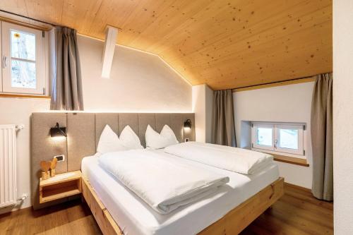 a bedroom with a large white bed in a room at Ferienwohnung Lavendel Thalerhof in Ponte Nova