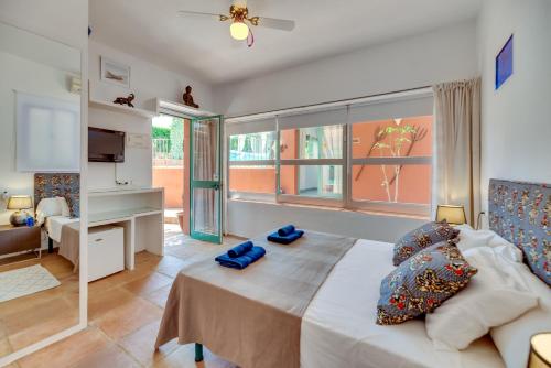 a bedroom with a bed and a living room at Villa Tessa in Marbella