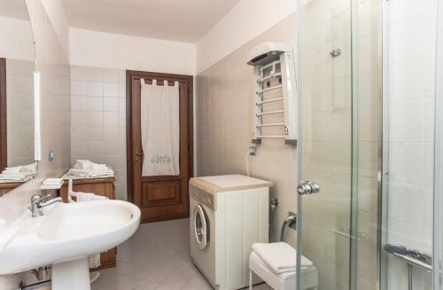 a bathroom with a sink toilet and a shower at Piccola casa Marina in Villa San Pietro