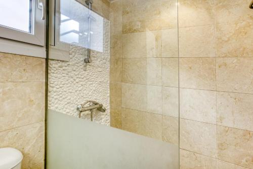 ein Badezimmer mit Dusche und Toilette in der Unterkunft Mareva in Begur