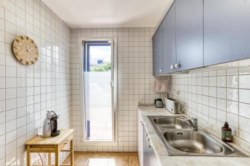 a kitchen with a sink and a window at Oasis Premium Costa Brava in L'Estartit