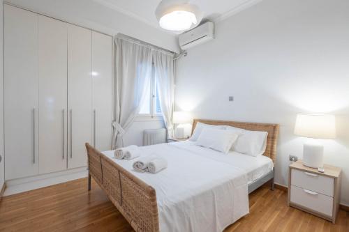 Elegant Art-Filled 80sqm Apartment in Kolonaki, Steps from Syntagma