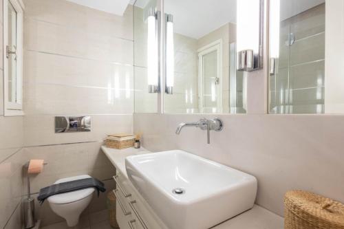 Elegant Art-Filled 80sqm Apartment in Kolonaki, Steps from Syntagma