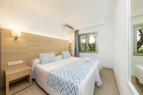 a bedroom with a bed and a window at Apartamento Bon Aire N4 in Cala Ferrera