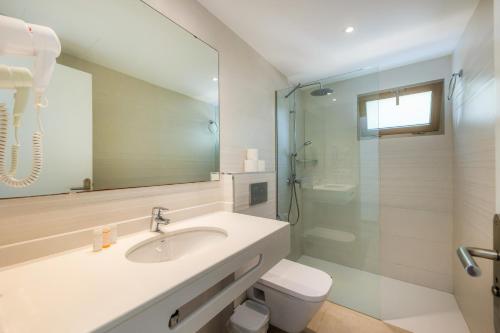 a bathroom with a sink and a toilet and a shower at Apartamento Bon Aire N4 in Cala Ferrera