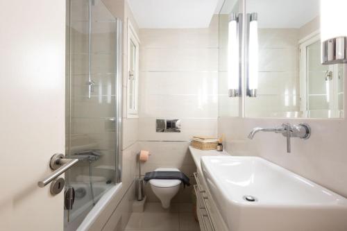 Elegant Art-Filled 80sqm Apartment in Kolonaki, Steps from Syntagma