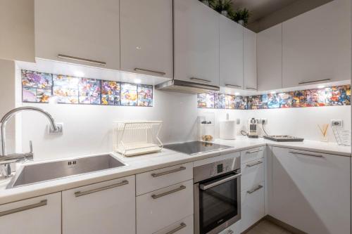 Elegant Art-Filled 80sqm Apartment in Kolonaki, Steps from Syntagma