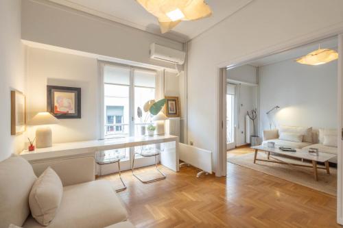 Elegant Art-Filled 80sqm Apartment in Kolonaki, Steps from Syntagma