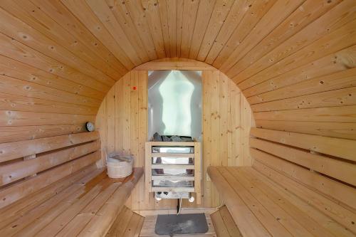 a wooden sauna with a small window in the middle at Ferienhaus 219 in Zadelsdorf