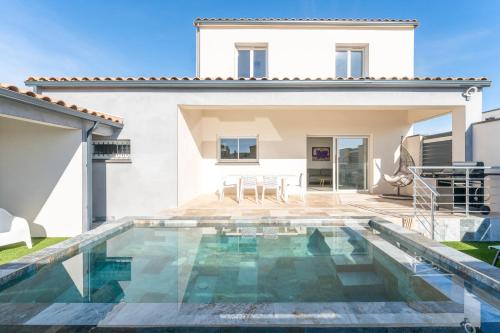 Villa avec piscine extérieur