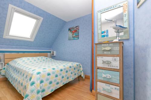 a childs bedroom with a bed and a dresser at Le pré Nantais proche plage in Le Croisic