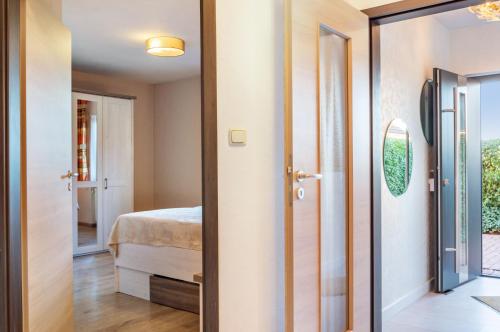 a room with a door leading to a bedroom at Heim Lisse in Dietenhofen