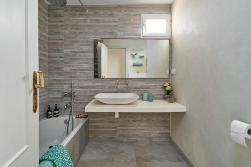 a bathroom with a sink and a mirror at Casa Sueña in Calahonda