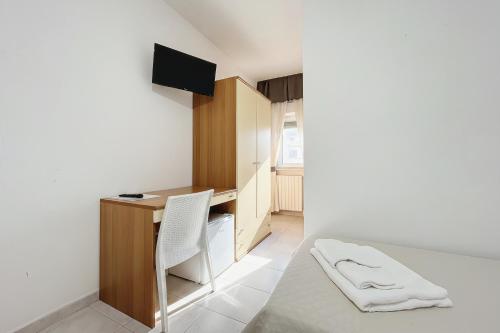 a small room with a desk and a chair at Santangelo in Monte SantʼAngelo