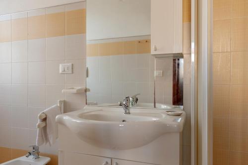 a bathroom with a white sink and a mirror at Bandb Cindy in Navacchio