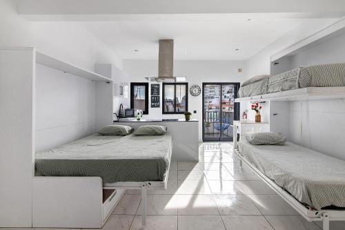two beds in a room with white walls at Mi Casa Es Su Casa Nº3 in Albufeira