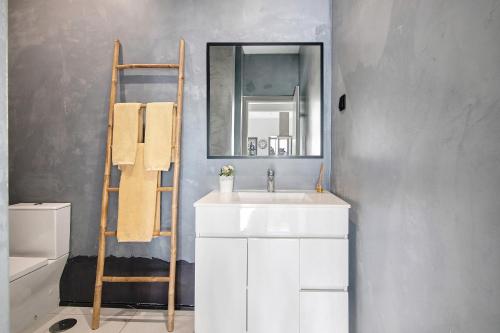 a bathroom with a white sink and a mirror at Mi Casa Es Su Casa Nº3 in Albufeira