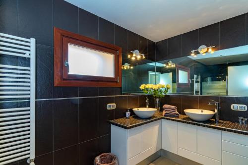 a bathroom with two sinks and a mirror at Hortet in Campos