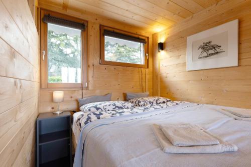 a bedroom with a bed in a wooden cabin at Haus am Gardasee mit Seeblick in Raffa